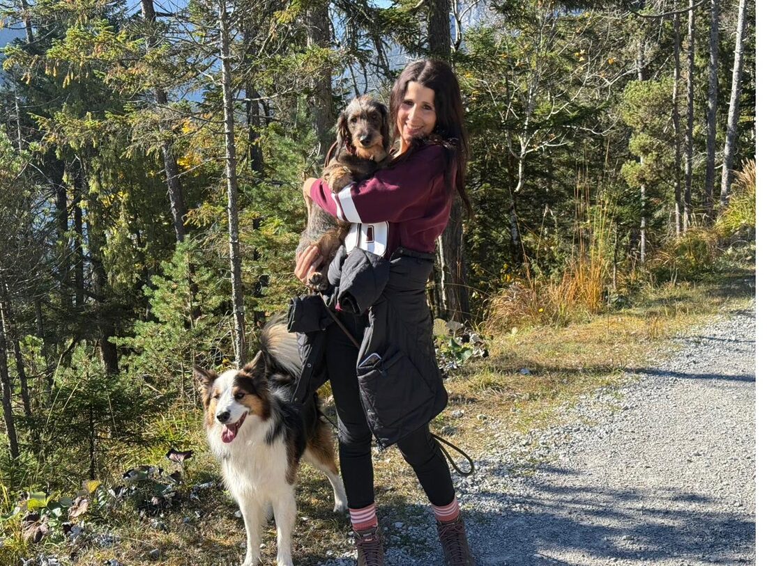 Jasmin mit Hunden im Wald