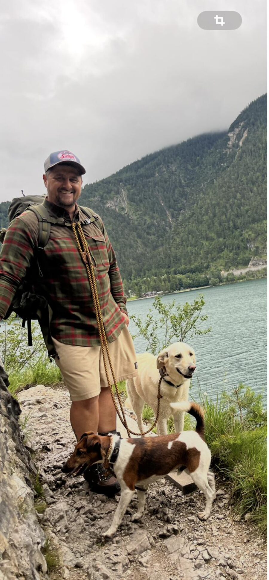 Ralf Somann mit Hunden am See